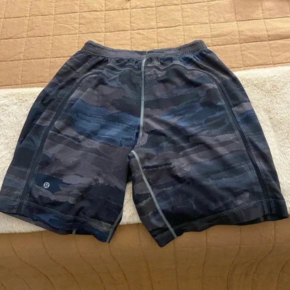 Lululemon Camouflage Athletic Shorts: Navy/Grey/Black w/ Built-In Compression - Picture 2 of 2